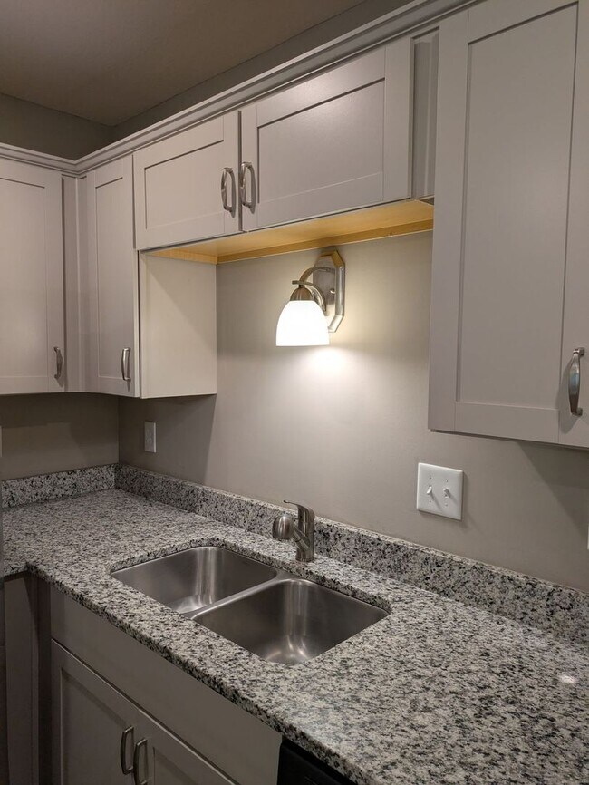 Building Photo - 2 Bedroom Condo For Rent in Sango Area!