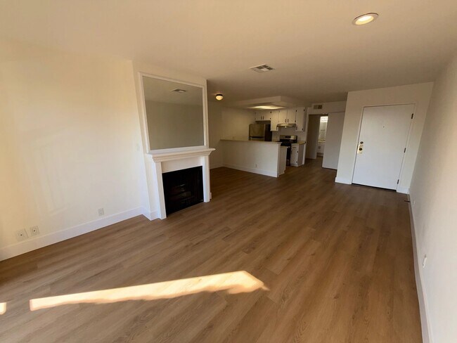 Building Photo - 1321 N Vista St