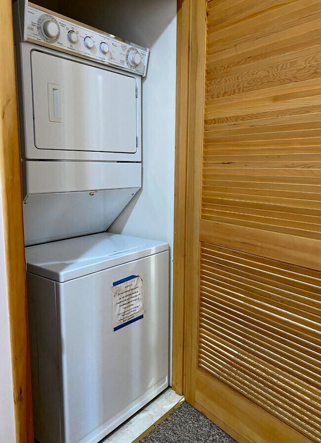 Building Photo - Cute Townhouse On Private Drive In White Salmon, WA