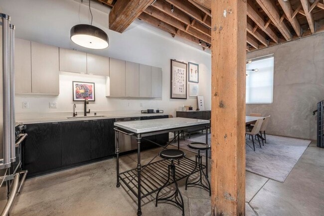 Building Photo - 527 Molino St