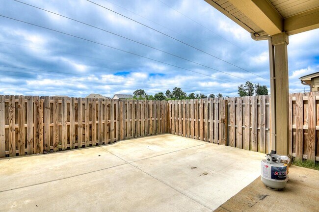 Building Photo - 596 Vinings Dr