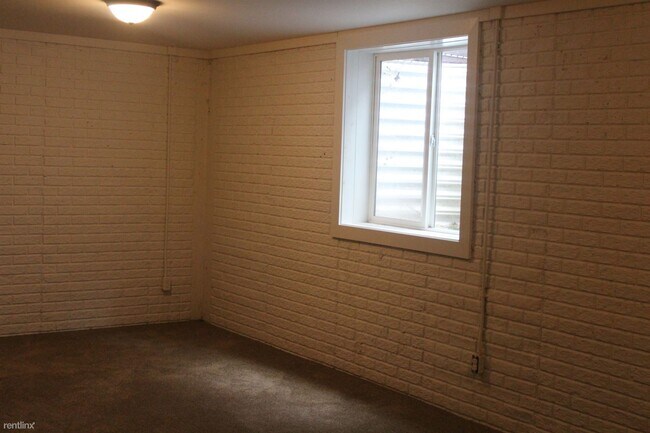 Building Photo - 3 br, 2.5 bath Duplex - 418 N Saginaw Rd