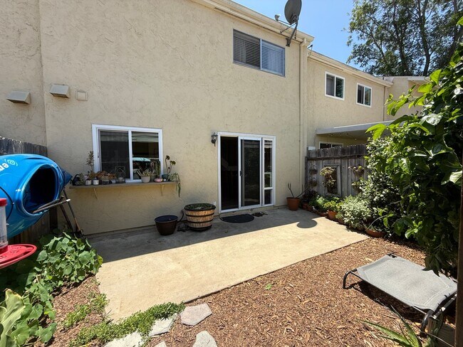 Building Photo - Spacious Two-Story 3 Bedroom, 1.5 Bath Tow...