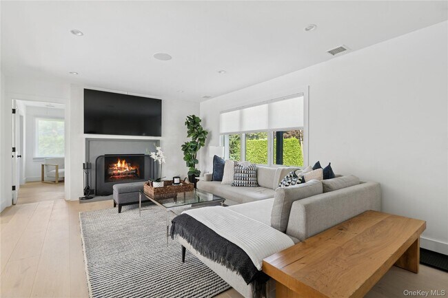 Building Photo - 13 Sherwood Rd