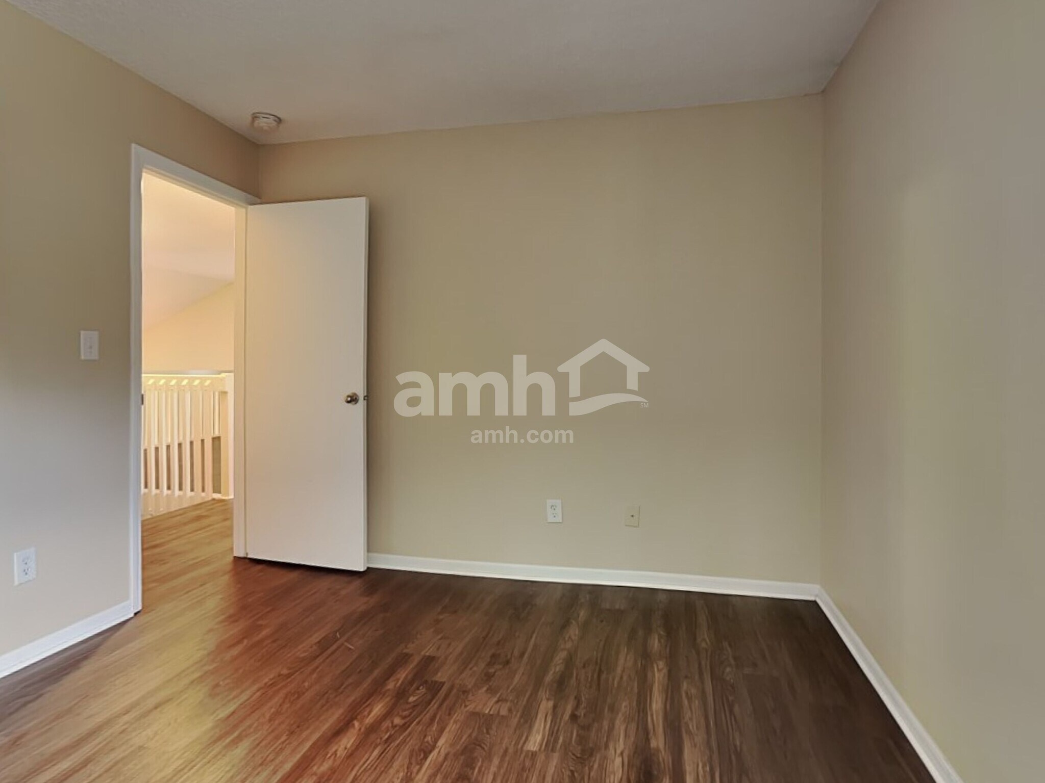 Building Photo - 5426 Alameda Rd