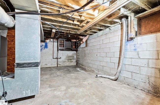 Building Photo - 2051 Thompson Ave