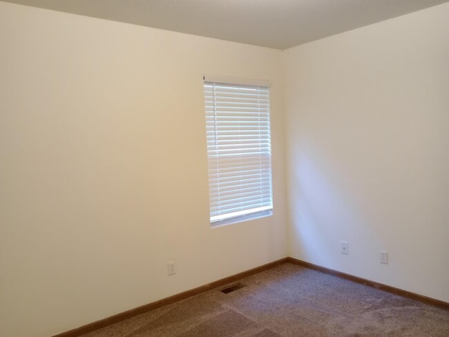 Building Photo - 406 E Liberty Ln