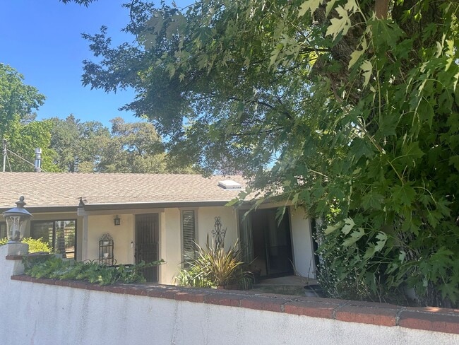 Building Photo - Welcome to your dream rental in Auburn!