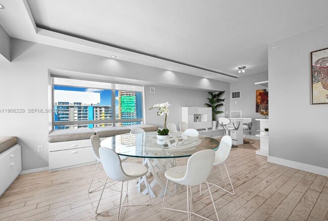 Building Photo - 1435 Brickell Ave