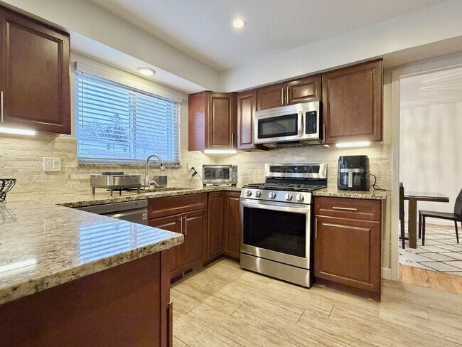 Building Photo - Spacious 4-Bedroom Colonial Minutes from Birmingham