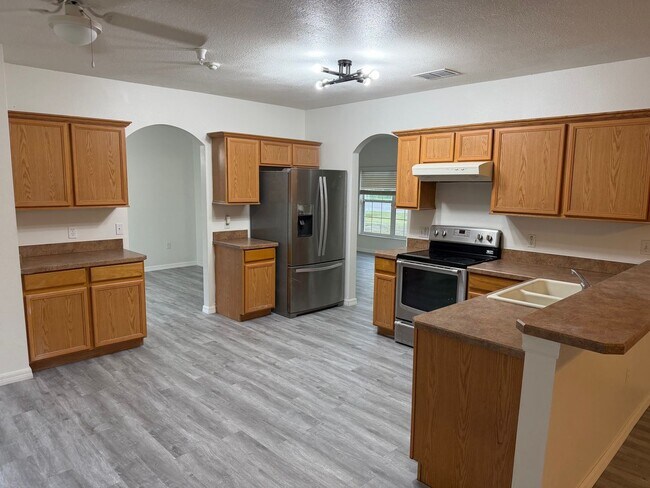 Building Photo - Large 2-Story 4 Bedroom 2.5 Bathroom House w/ Fenced in Yard - For Rent