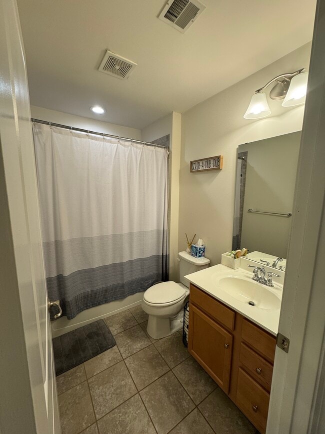 Building Photo - 721 Bender Rd