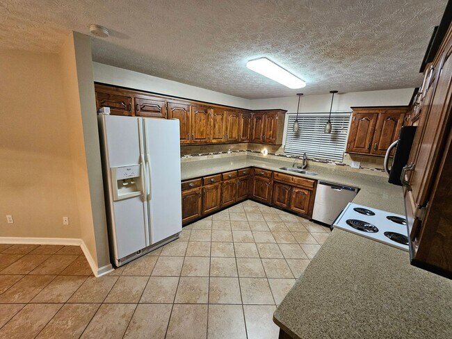 Building Photo - 3 Bedroom home in the Northfield subdivision available in time for the Holidays!