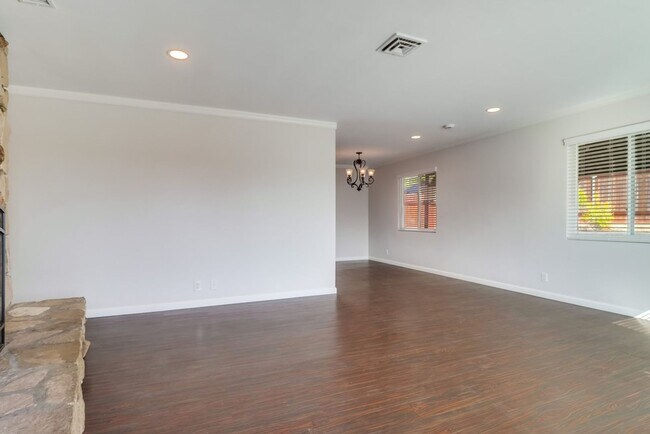 Building Photo - Pristine 4 bedroom, 2 bath, single level h...