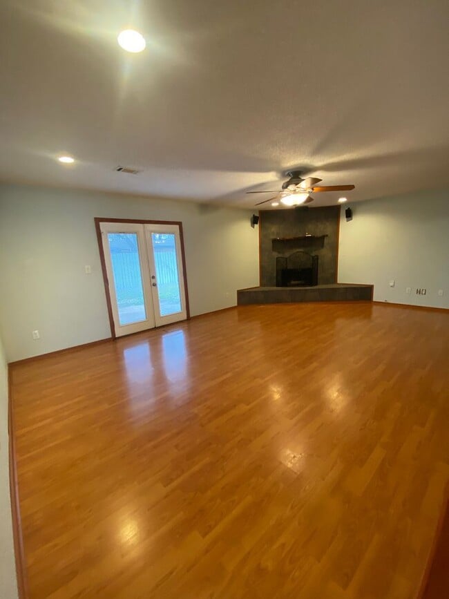 Building Photo - 3 bed 2 bath 2 car garage house, freshly repainted