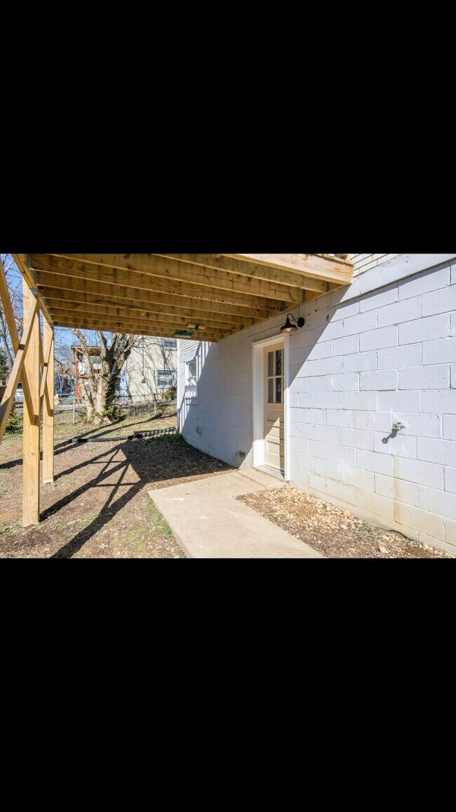 Building Photo - 5017 McLendon Dr