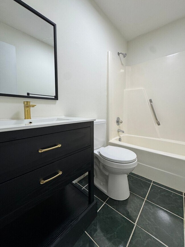 Building Photo - Beautifully Updated 3 Bed 2 Bath Home