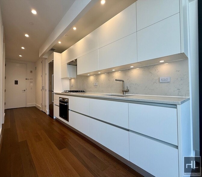 Building Photo - East 44th Street