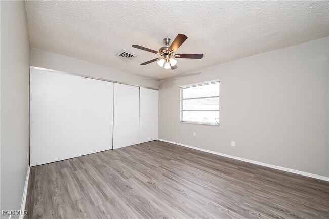 Building Photo - 744 Pineland Ave