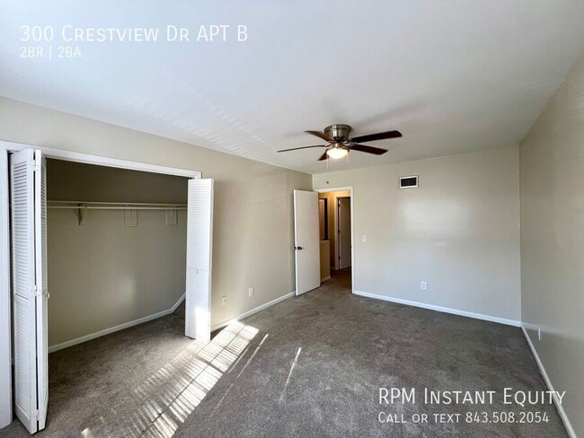 Building Photo - Updated Summerville 2 Bedroom Townhouse.