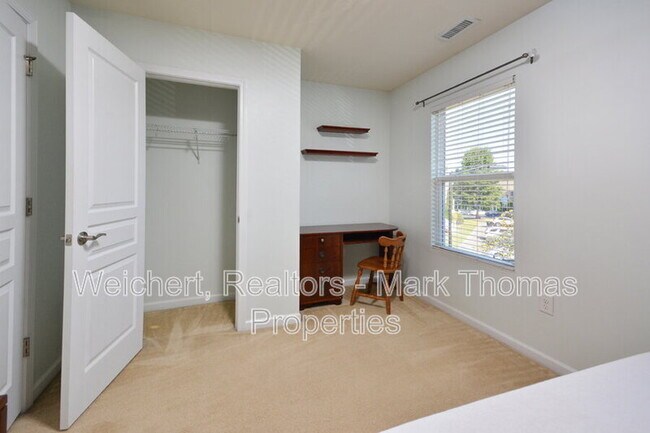 Building Photo - 100 Stratford Lakes Dr