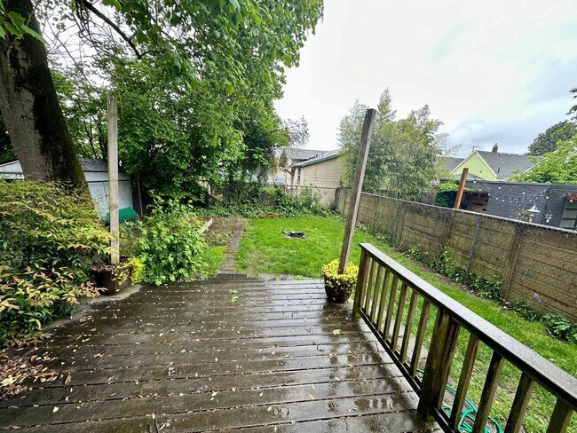 Building Photo - Charming 3 Bedroom Portland Home!