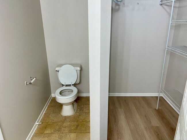 Building Photo - 2585 Grassy Point Dr