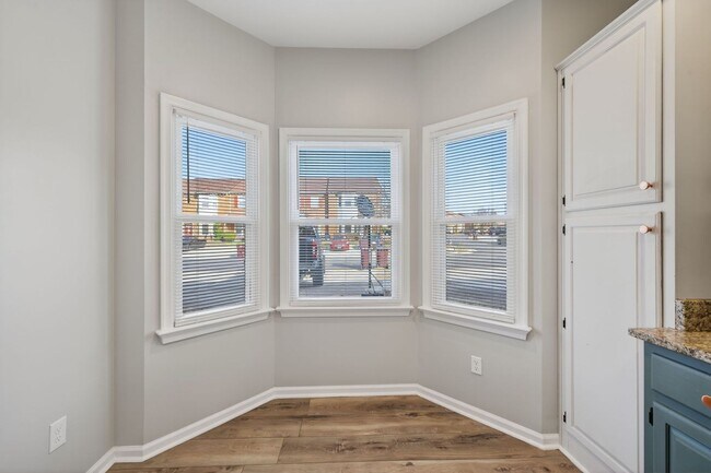 Building Photo - 729 Creekside Crescent