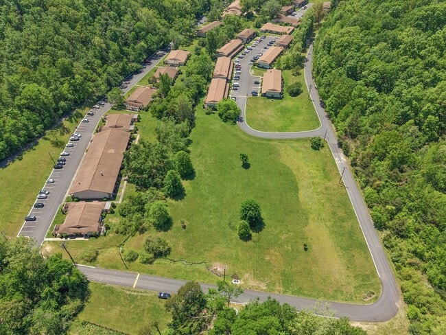 Building Photo - Discover the most affordable home in Belle Forest, located in Nashville's highly coveted 37221 zi...