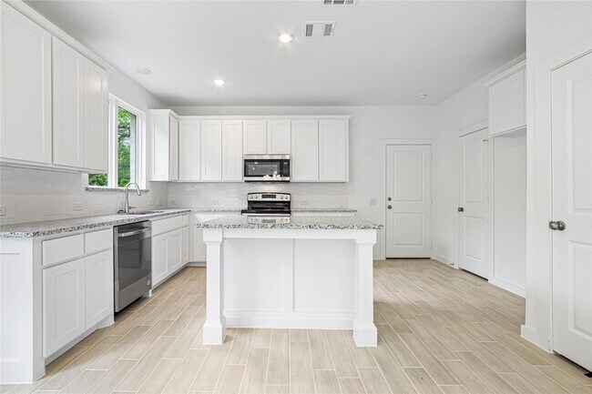 Building Photo - 321 Oakbend Dr