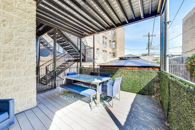 Building Photo - 650 W Wrightwood Ave