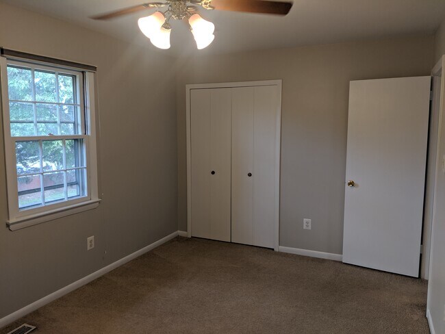 Bedroom #2 with double windows and ceiling fan - 46675 Winchester Dr