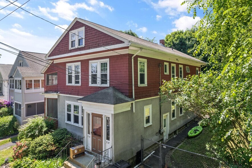 Building Photo - 212 Maplewood St