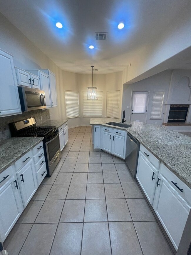 Building Photo - Gorgeous 4 bedroom/3 bathroom home located...