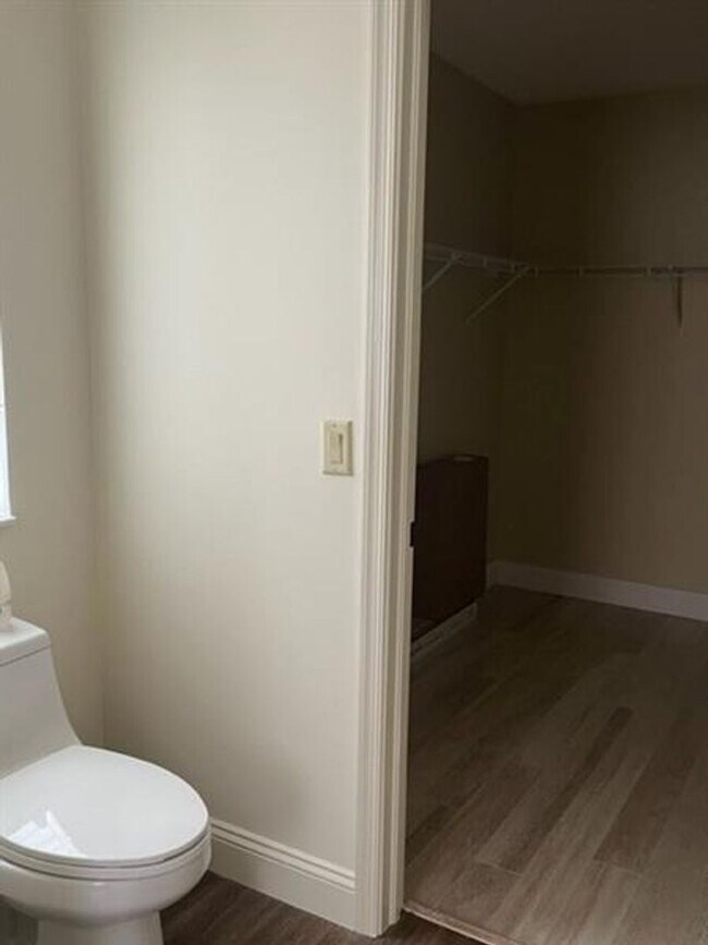 Building Photo - Beautiful 3/2 unit in carriage homes commu...