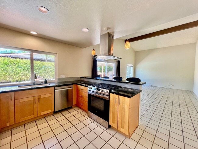 Building Photo - AVAILABLE NOW! 3 Bedroom 2 Bathroom POOL H...
