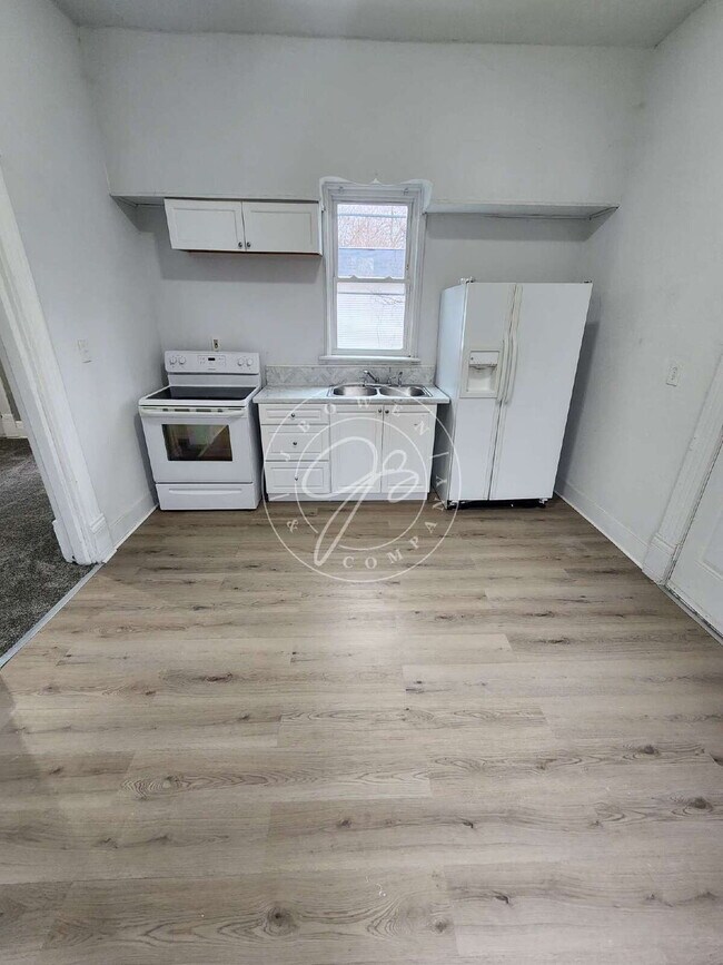 Building Photo - 2 bed upper unit! Private Entrances! Fully updated!