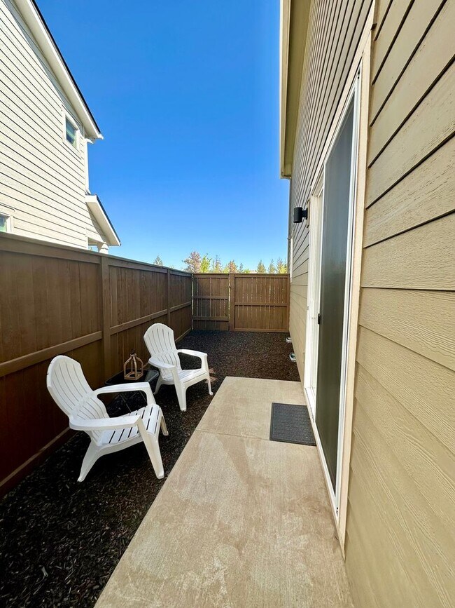 Building Photo - Beautiful 3 bdrm end unit townhome with side yard available in Petrosa.