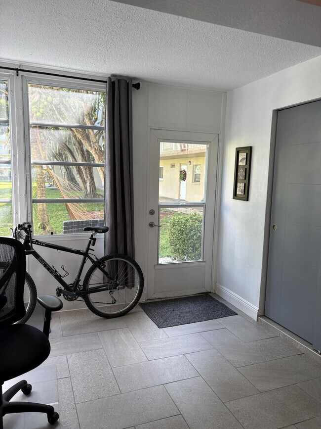 Building Photo - 330 NE 26th Ave