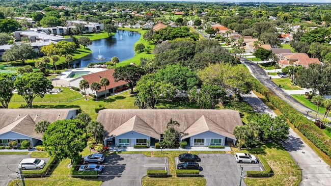 Building Photo - 708 Lago Rd