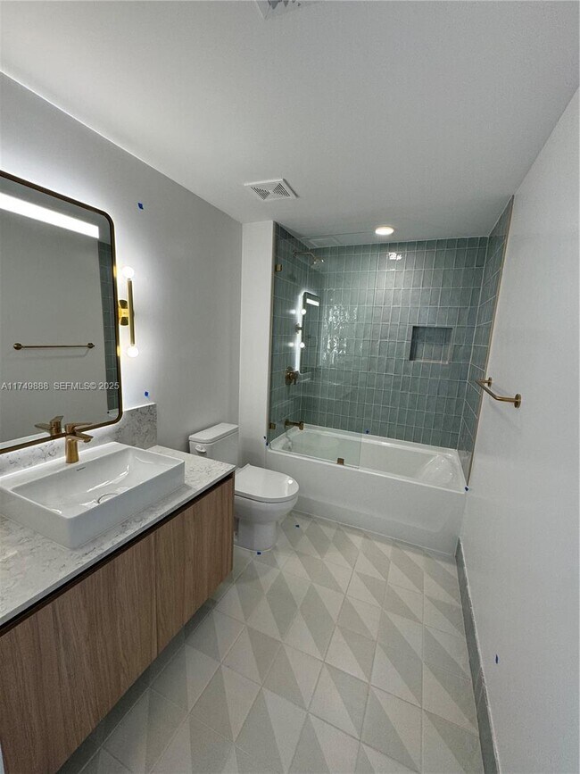 Building Photo - 601 NE 1st Ave