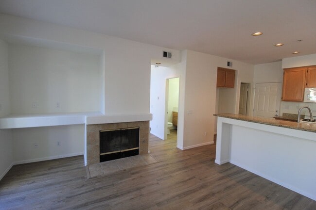 Building Photo - Large Ventura Home with Community Pool
