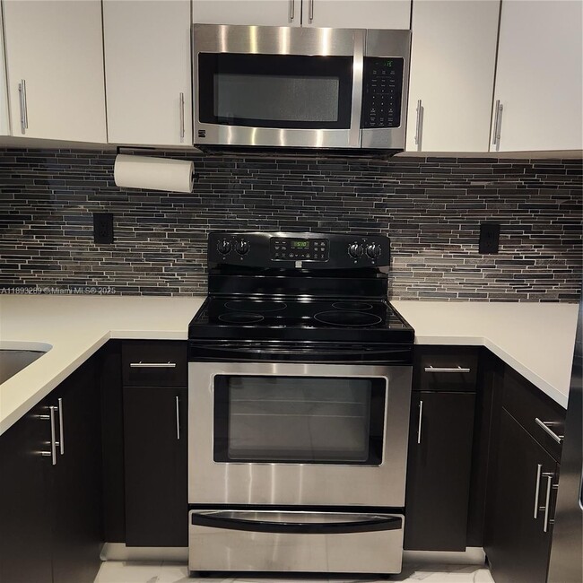 Building Photo - 2941 Riverside Dr