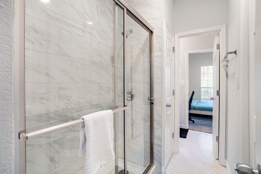 Building Photo - 1005 W 23rd St