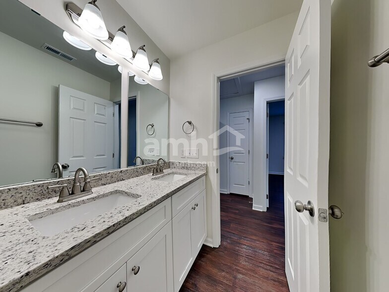 Building Photo - 614 Pebble Dr