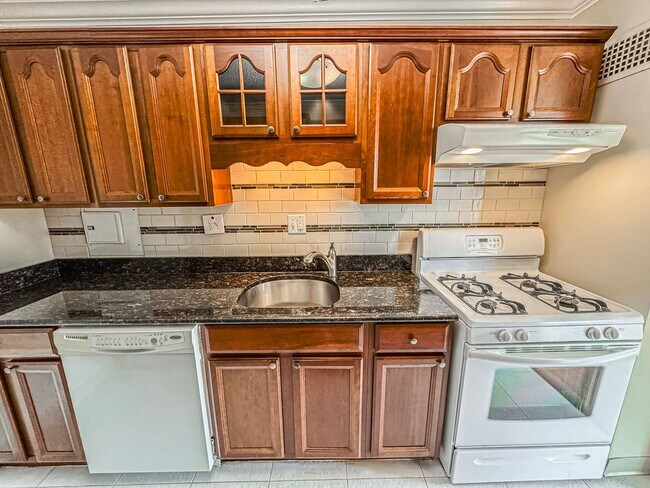 Building Photo - Bright And Spacious 1 Bed 1 Bath Condo Wit...