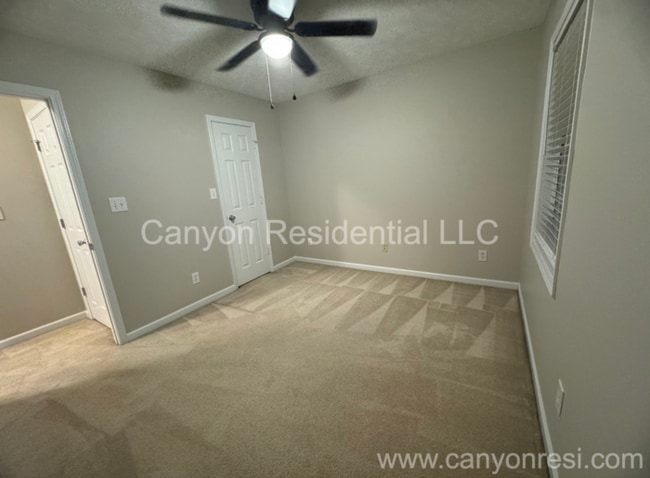 Building Photo - 5635 Thackeray Dr