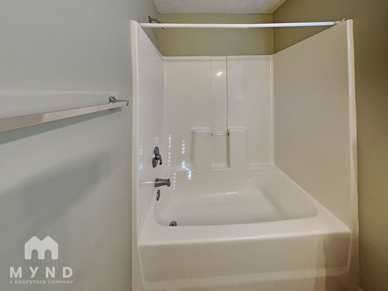 Building Photo - 185 Waters Edge Dr