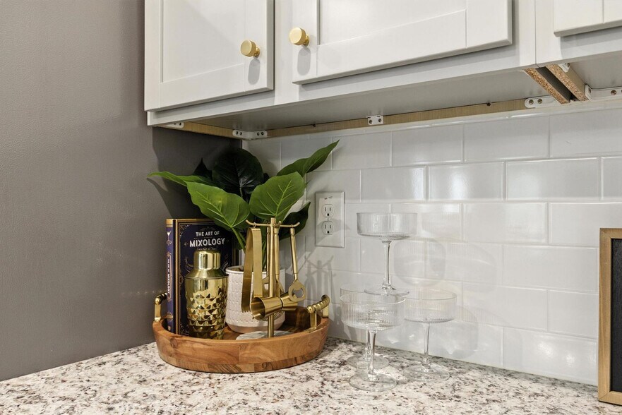 Building Photo - 611 W Vincent Dr