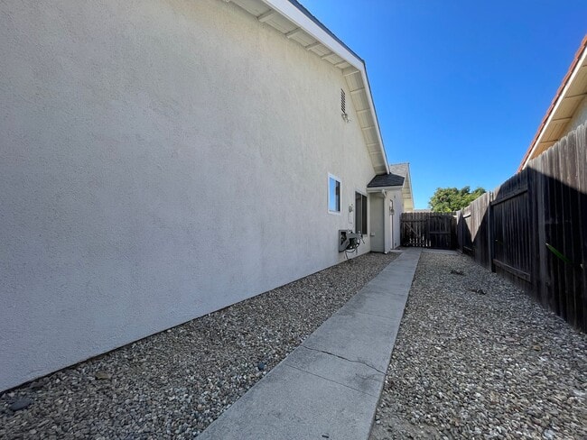 Building Photo - Recently Remodeled 4 Bedroom 2 Bath Single...
